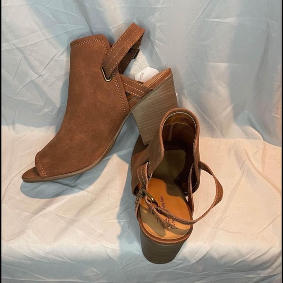 Shoes - Open toe booties